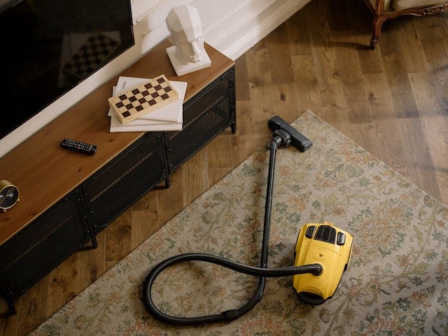 alte Teppiche reinigen: Staubsauger auf Teppich