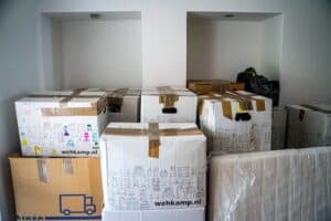 Lohnt sich eine Entrümpelungsfirma: gepackte Kisten