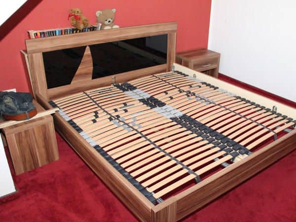 schlafzimmer-mit-bett