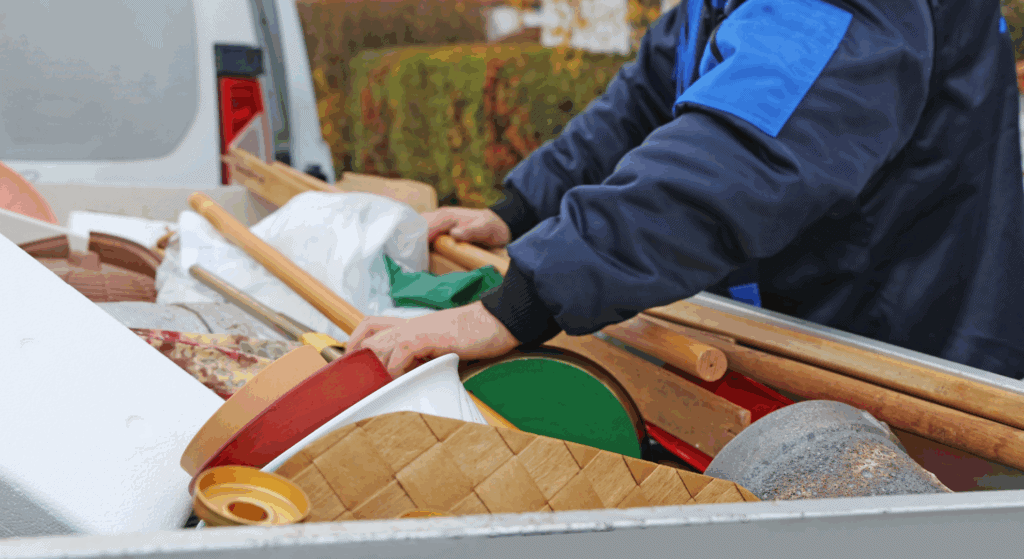 Mitarbeiter bei der Haushaltsauflösung mit Transport und Entsorgung von Möbeln und Hausrat in NRW